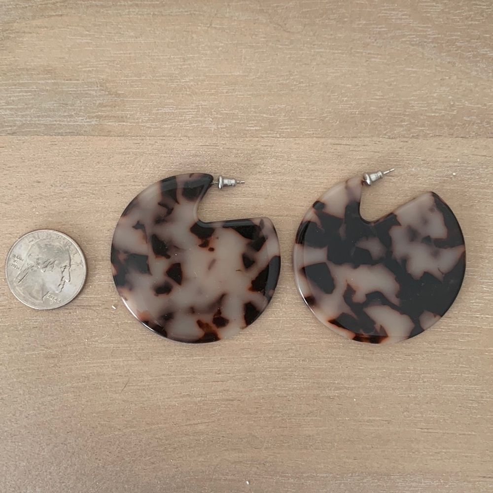 Tortoiseshell resin earrings